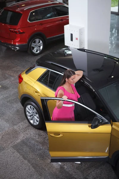 Vertical Top View Shot Woman Looking New Car Dealership — Foto de Stock