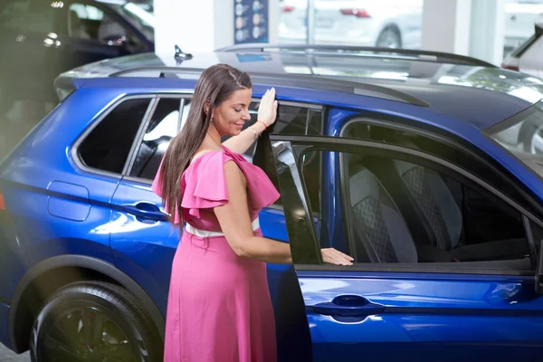 Elegante Size Mulher Comprando Carro Suv Concessionária Automóveis — Fotografia de Stock