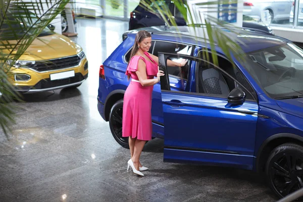 Full Length Shot Elegant Size Woman Opening Car Dor Auto — Foto de Stock