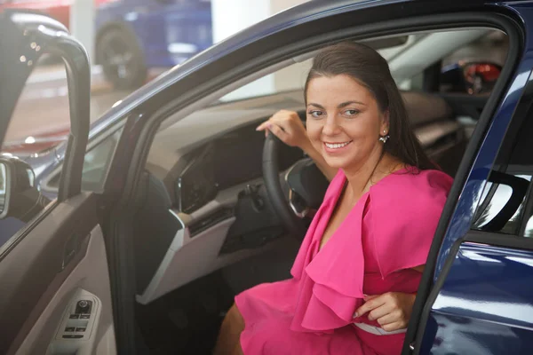 Beautiful Happy Woman Sitting New Automobile Car Dealership — Foto de Stock