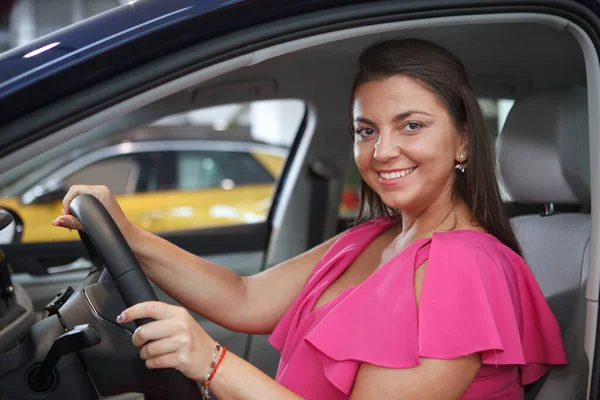 Urocza Szczęśliwa Kobieta Uśmiecha Się Kamery Siedząc Fotelu Kierowcy Samochodu — Zdjęcie stockowe