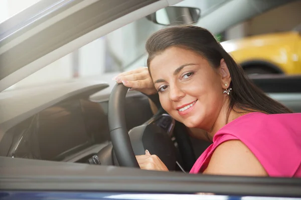 Close Size Woman Smiling Joyfully Resting Steering Wheel Her Car — Foto de Stock