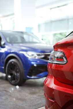 Arka planda SUV, bir otomobilin araba ışıklarının dikey olarak kapatılması