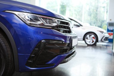 Galeri salonundaki yeni arabayı kapat, fotokopi odası.