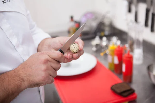 Chef Abrindo Ovo Codorna Orgânica Cozinha — Fotografia de Stock