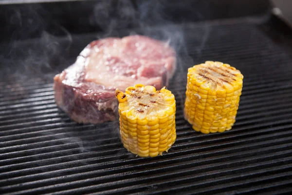 Fresh Raw Marbled Beef Grilling Sweet Corn — Stock Photo, Image