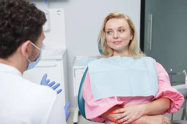 Paciente Feminina Alegre Conversando Com Seu Dentista — Fotografia de Stock