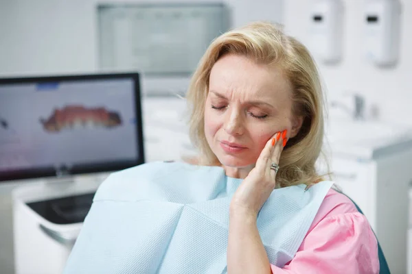 Mulher Madura Com Dor Dente Sentada Cadeira Dentária — Fotografia de Stock