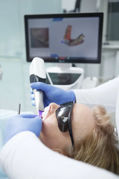 Κατακόρυφο Κοντινό Πλάνο Μιας Ασθενούς Οδοντιατρική Σάρωση Από Τον Οδοντίατρό — Φωτογραφία Αρχείου