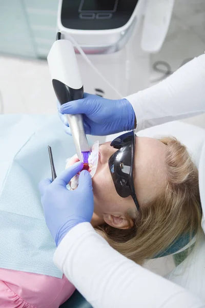 Pionowe Zbliżenie Kobiety Której Zęby Skanuje Profesjonalny Dentysta — Zdjęcie stockowe