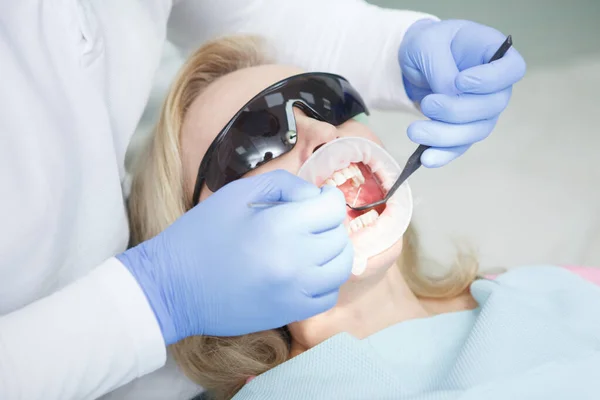 Blisko Kobiety Leczonej Stomatologicznie Gabinecie Dentystycznym — Zdjęcie stockowe