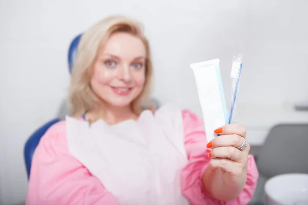 Foco Seletivo Pasta Dentes Escova Dentes Mulher Alegre Está Segurando — Fotografia de Stock