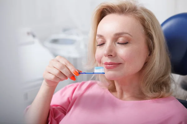 Volwassen Vrouw Ruiken Tandpasta Haar Tandenborstel — Stockfoto