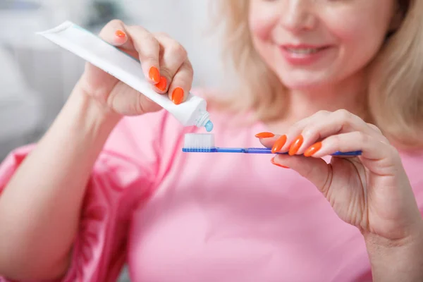 Onherkenbare Vrouw Knijpt Tandpasta Haar Tandenborstel — Stockfoto