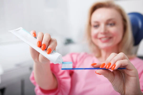 Foco Seletivo Mulher Pasta Dentes Está Espremendo Uma Escova Dentes — Fotografia de Stock