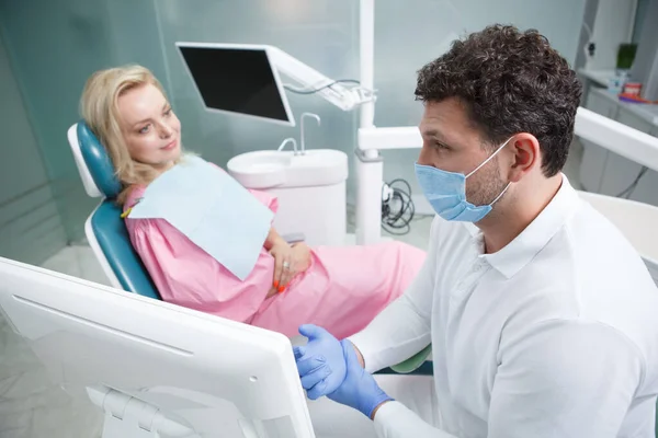 Dentista Experiente Trabalhando Sua Clínica Conversando Com Paciente Maduro — Fotografia de Stock