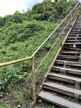 Yeşil tepedeki eski metal merdivenler.