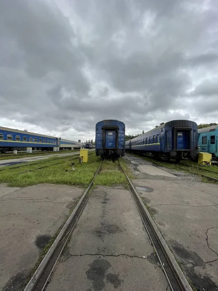 Kiev Ucrania 2021 Trenes Los Ferrocarriles Bajo Sombrío Cielo Gris —  Fotos de Stock