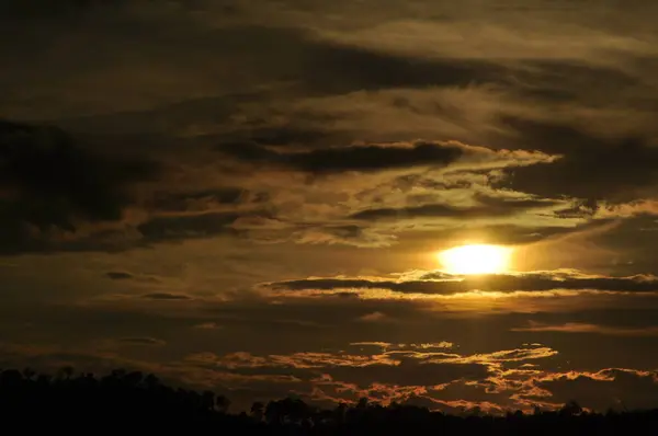 Picture Sun Setting Dense Forest Area Followed Mountains — Stock Photo, Image