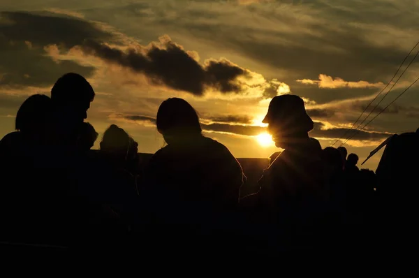 Coucher Soleil Derrière Une Forêt Dense Suivie Montagnes — Photo