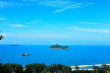 Dağın tepesinden görülen Songkhla 'nın deniz ve dağlarıyla doğal manzara.