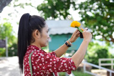 Budist tapınağındaki Asyalı kadın.