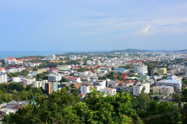 Dağın tepesinden görülen Songkhla 'nın deniz ve dağlarıyla doğal manzara.