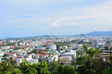 Dağın tepesinden görülen Songkhla 'nın deniz ve dağlarıyla doğal manzara.