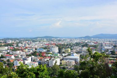 Dağın tepesinden görülen Songkhla 'nın deniz ve dağlarıyla doğal manzara.