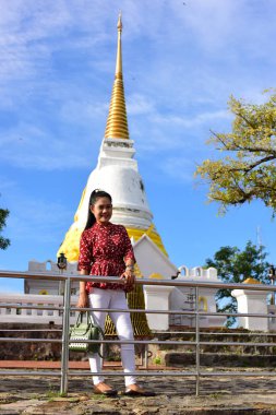 Budist tapınağındaki Asyalı kadın.