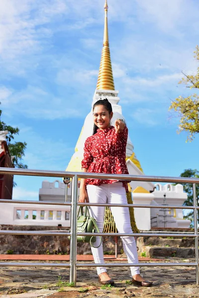 Asiatin Buddhistischem Tempel — Stockfoto