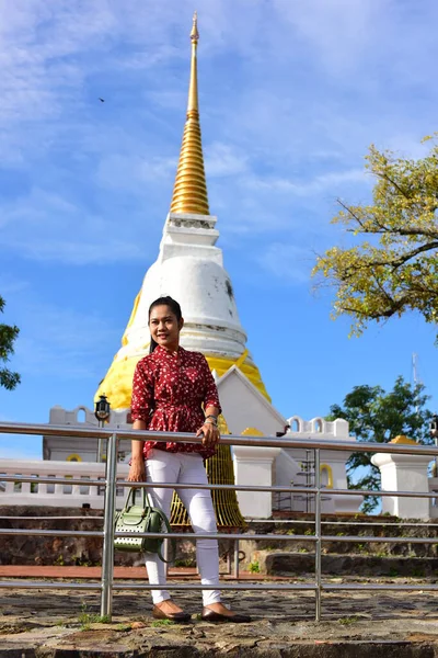 Donna Asiatica Nel Tempio Buddista — Foto Stock