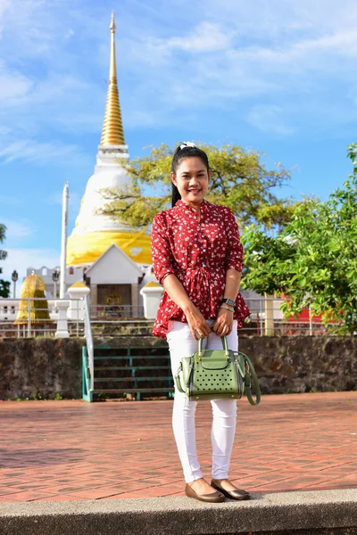 仏教寺院のアジア人女性 — ストック写真