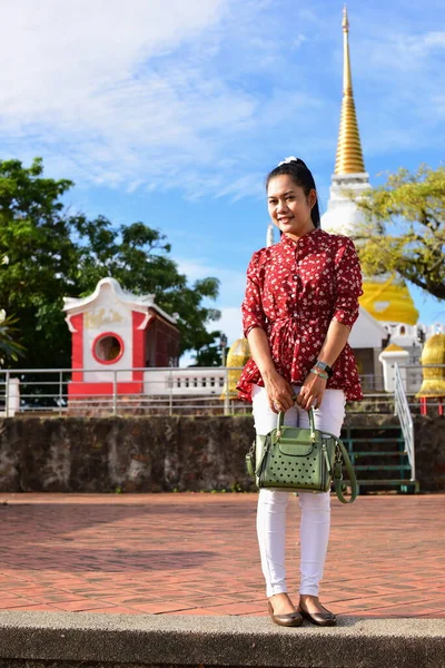 仏教寺院のアジア人女性 — ストック写真