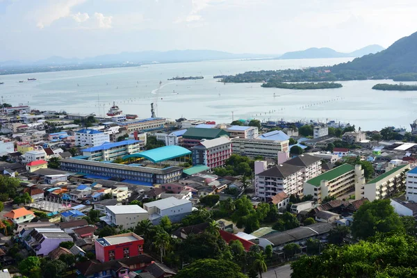 Dağın tepesinden görülen Songkhla 'nın deniz ve dağlarıyla doğal manzara.