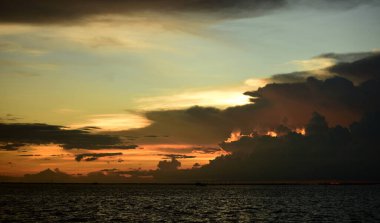 Güzel altın gökyüzü ile gün batımı manzarası, akşamları renkli gökyüzü ışıkları