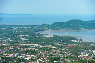 Dağın tepesinden doğal ve şehir manzarası