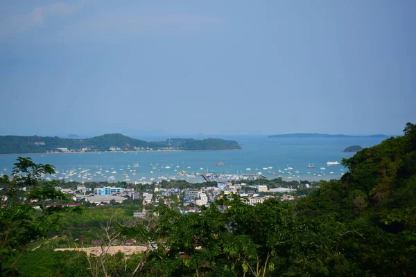 从山顶看自然景观和城市景观 — 图库照片