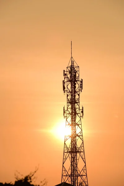 Wieża Telekomunikacyjna Antena Antena Satelitarna Zachodzie Słońca Niebo Tło Komunikacja — Zdjęcie stockowe