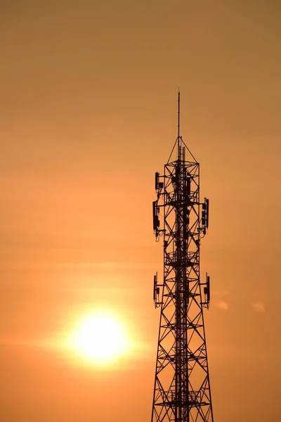 Telekommunikationsturm Antenne Und Satellitenschüssel Bei Sonnenuntergang Himmel Hintergrundinformationsturm Antenne Und — Stockfoto
