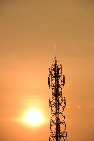 Torre Telecomunicações Antena Antena Parabólica Pôr Sol Céu Background Torre — Fotografia de Stock