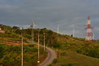 Rüzgar türbinleri ve dağlardaki yüksek voltaj kuleleri