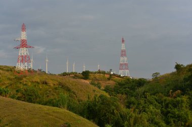 Rüzgar türbinleri ve dağlardaki yüksek voltaj kuleleri