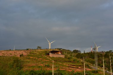 Rüzgar türbinleri ve dağlardaki yüksek voltaj kuleleri