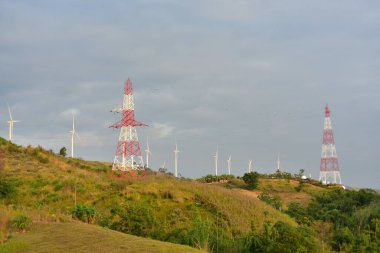 Rüzgar türbinleri ve dağlardaki yüksek voltaj kuleleri