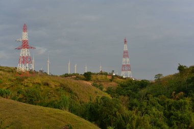 Rüzgar türbinleri ve dağlardaki yüksek voltaj kuleleri