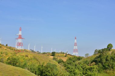 Rüzgar türbinleri ve dağlardaki yüksek voltaj kuleleri