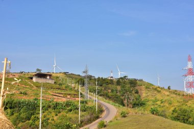 Rüzgar türbinleri ve dağlardaki yüksek voltaj kuleleri