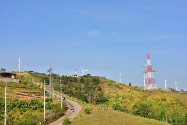 Rüzgar türbinleri ve dağlardaki yüksek voltaj kuleleri