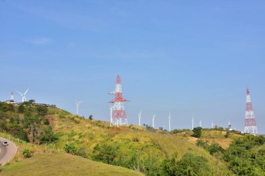 Rüzgar türbinleri ve dağlardaki yüksek voltaj kuleleri